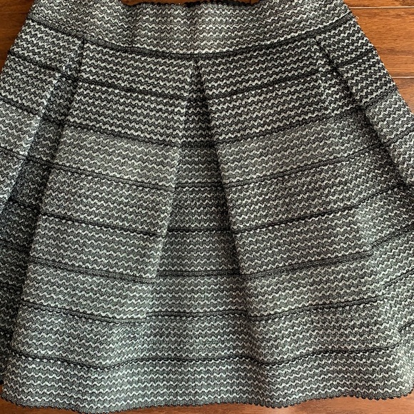 Design Lab Lord & Taylor Fit & Flare Mini Skirt Metallic Pleated Size Large - Picture 5 of 9